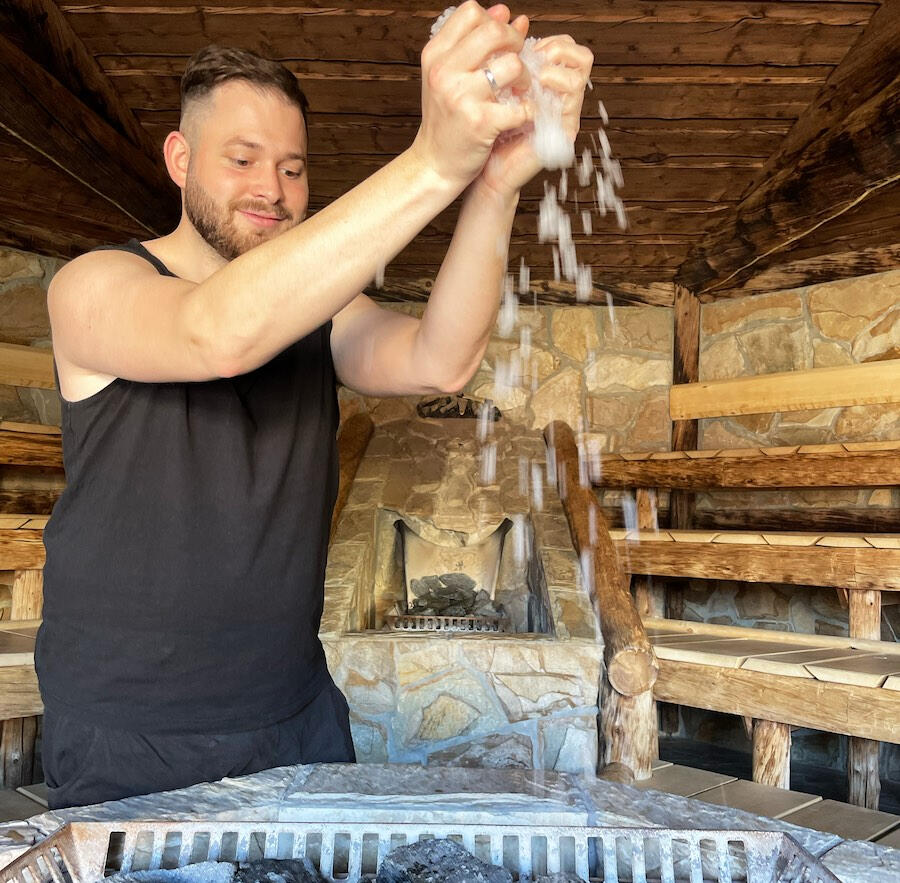 Das Eis-Ritual Saunameister Faruk Türkyilmaz bereitet frisches Eis für ein intensives und kühlendes Aufguss-Erlebnis vor.