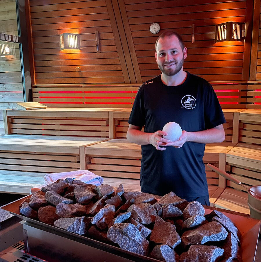 Das Herzstück des Aufgusses Faruk Türkyilmaz beim traditionellen Aufguss-Ritual mit einer Eiskugel für das perfekte Wohlfühlklima.